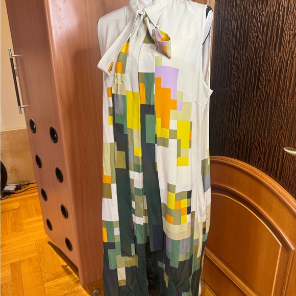 Akris Pixel Flowers Sleeveless Silk Crepe
Shirtdress 16 - Picture 4 of 16